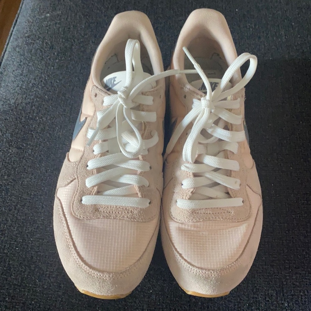 Nike pink internationalist
